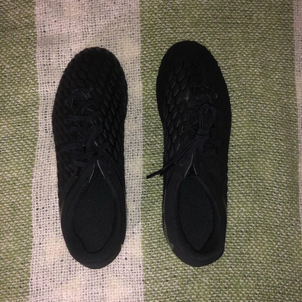 womens size 7 black cleats ( soccer )